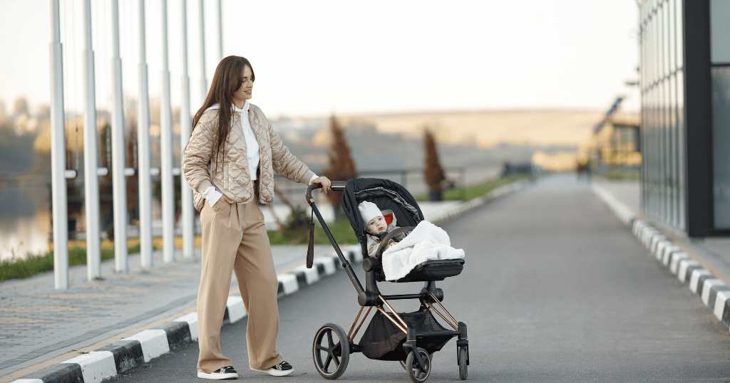 Mulher passeando com seu bebe no carrinho feliz